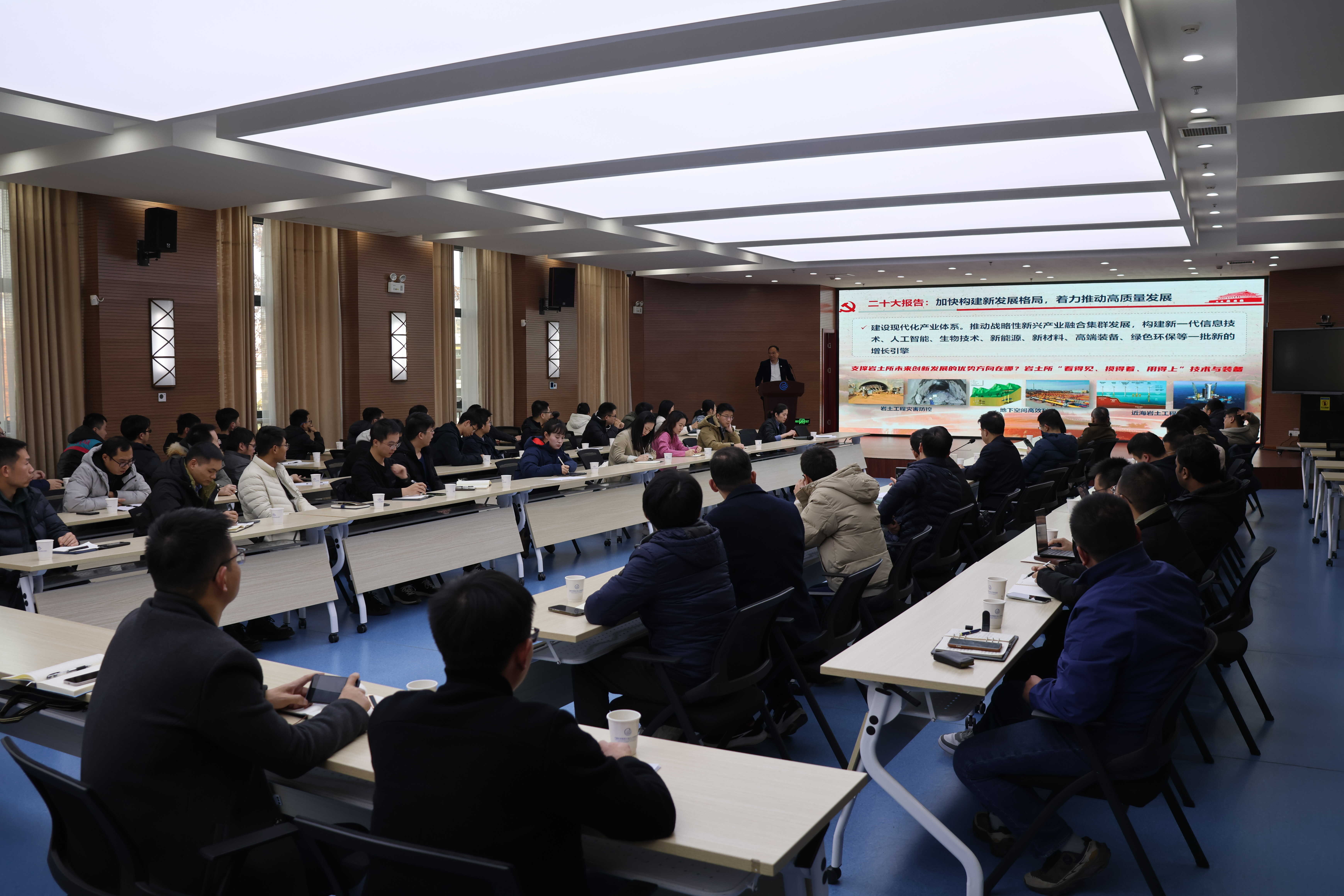 ?武汉岩土所召开青年人才集中学习座谈会